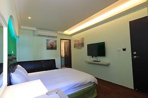 Amir Train Station and Elevator B&B