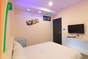 Amir Train Station and Elevator B&B