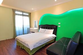 Amir Train Station and Elevator B&B