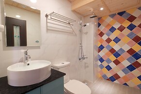 Amir Train Station and Elevator B&B