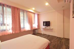 Amir Train Station and Elevator B&B