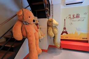 Amir Train Station and Elevator B&B