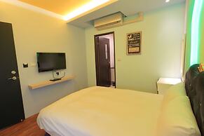 Amir Train Station and Elevator B&B