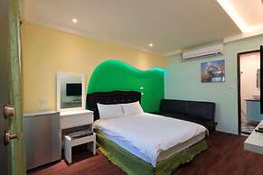 Amir Train Station and Elevator B&B