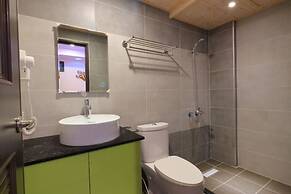 Amir Train Station and Elevator B&B