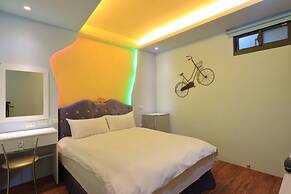 Amir Train Station and Elevator B&B