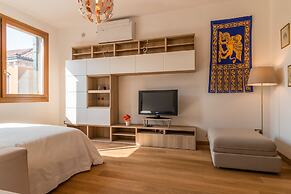 Sunny Canal View in Venice Chic Movida