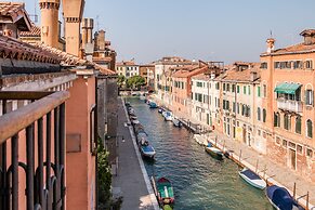 Sunny Canal View in Venice Chic Movida