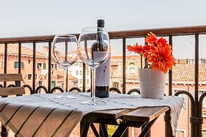 Sunny Canal View in Venice Chic Movida