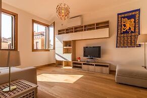 Sunny Canal View in Venice Chic Movida