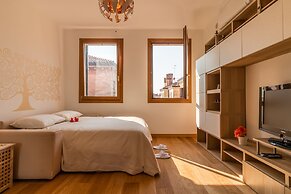 Sunny Canal View in Venice Chic Movida