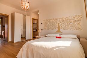 Sunny Canal View in Venice Chic Movida