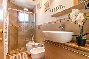 Sunny Canal View in Venice Chic Movida