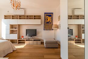 Sunny Canal View in Venice Chic Movida