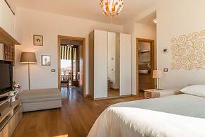 Sunny Canal View in Venice Chic Movida