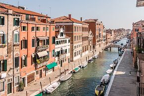 Sunny Canal View in Venice Chic Movida