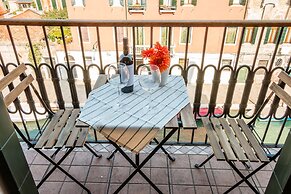 Sunny Canal View in Venice Chic Movida