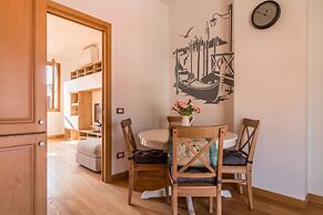 Sunny Canal View in Venice Chic Movida