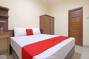 RedDoorz near Hartono Mall 3