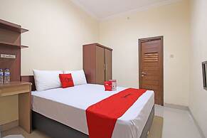 RedDoorz near Hartono Mall 3