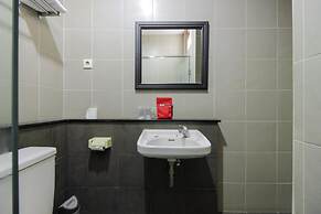 RedDoorz Plus near GBK Senayan