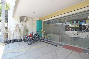 RedDoorz near UNS Solo