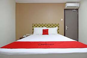 RedDoorz near UNS Solo