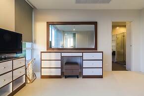 The Palm at Veloche by Lofty