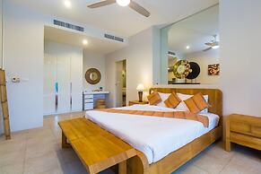 The Palm at Veloche by Lofty