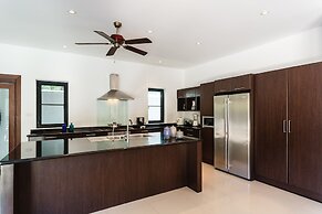 Villa Frangipani by Lofty