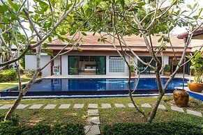 Villa Frangipani by Lofty