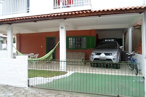 Casa a 50 metros da praia da Armação