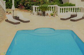 Villa La Terre Des Lauriers B&B