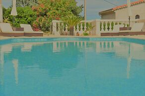 Villa La Terre Des Lauriers B&B
