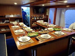 El Nido Ocean Suite Floating Hotel