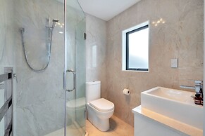 Superb Holiday Home near Airport