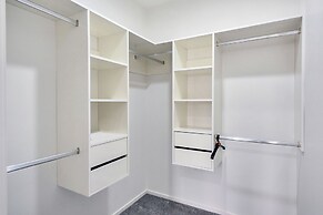 Superb Holiday Home near Airport