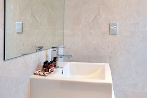 Superb Holiday Home near Airport