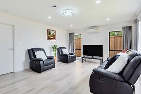 Superb Holiday Home near Airport