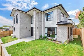 Superb Holiday Home near Airport