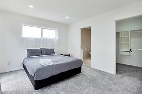 Superb Holiday Home near Airport