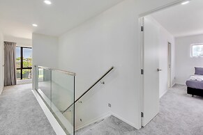 Superb Holiday Home near Airport