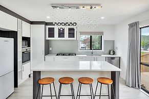 Superb Holiday Home near Airport