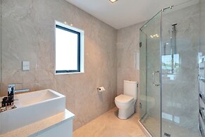 Superb Holiday Home near Airport