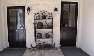 Lythgo's Row Colonial Cottages