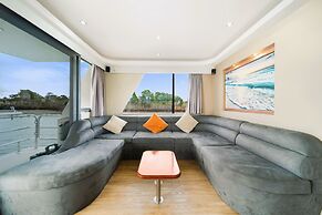 Coomera Houseboat Holidays