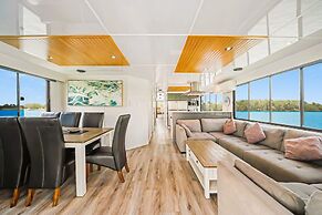 Coomera Houseboat Holidays