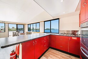 Coomera Houseboat Holidays