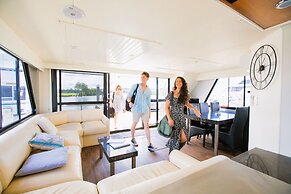 Coomera Houseboat Holidays
