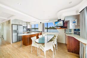 Coomera Houseboat Holidays